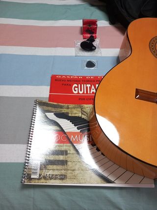 Guitarra Clásica con Funda y Accesorios