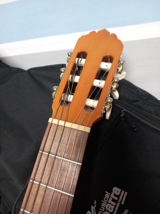 Guitarra Clásica con Funda y Accesorios