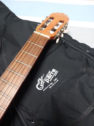 Guitarra Clásica con Funda y Accesorios