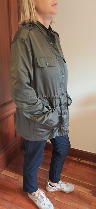 Chubasquero Zara verde oliva. 
