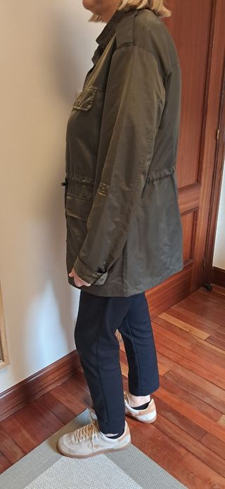 Chubasquero Zara verde oliva. 
