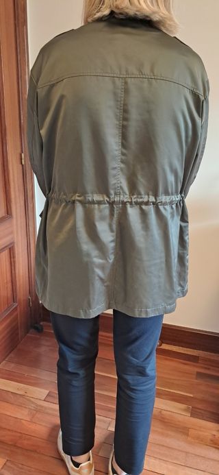 Chubasquero Zara verde oliva. 