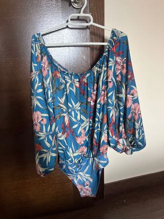 Body Zara floral azul y rosa