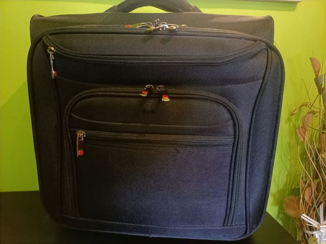 Maleta pequeña negra/ Trolley