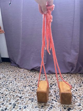 Zancos de madera y cuerda para niños