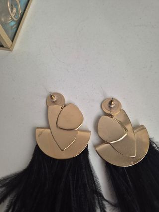 Pendientes dorados con plumas negras