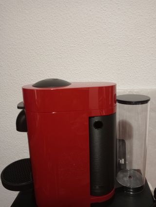 Cafetera Nespresso Vertuo Plus Roja