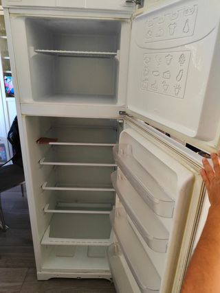 Nevera Indesit con diseño divertido