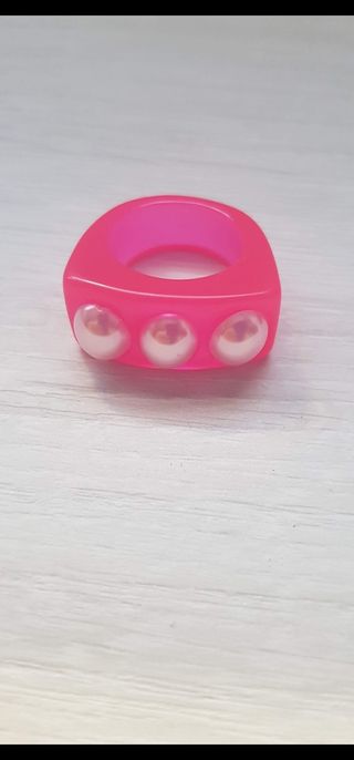 Anillo rosa con perlas