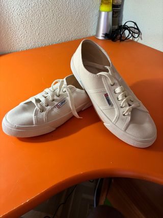 Zapatillas de tela blancas nuevas con caja