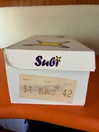 Zapatillas de tela blancas nuevas con caja