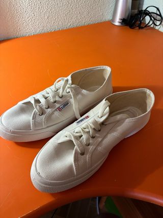 Zapatillas de tela blancas nuevas con caja