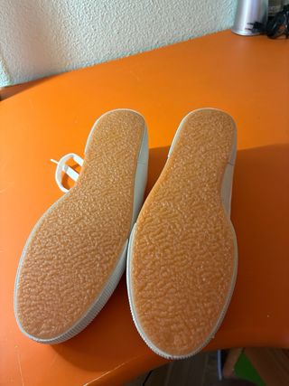 Zapatillas de tela blancas nuevas con caja