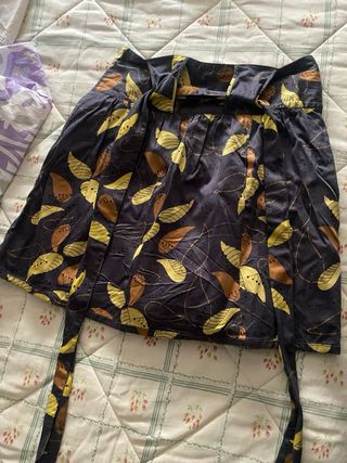 Pantalones dorados y plateados