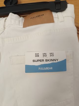 Pantalón vaquero hombre blanco T-38 Super Skinny.