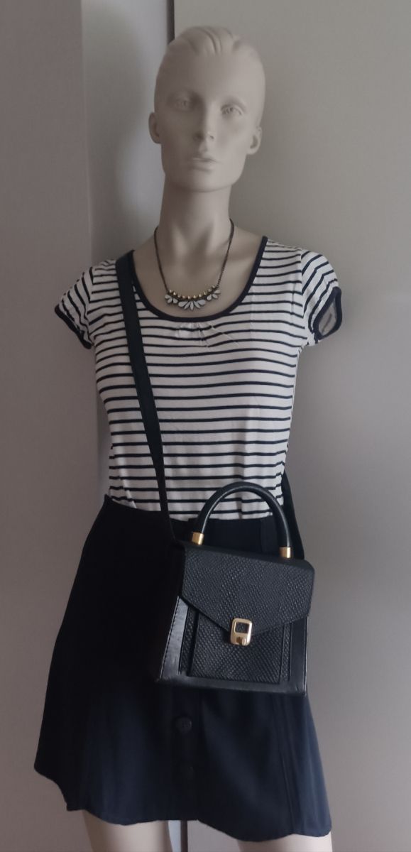 Camiseta de rayas blancas y azul oscuras