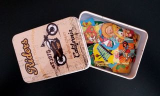 CAJITA con 80 CROMOS TROQUELADOS