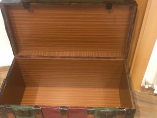 Baúl vintage madera y metal verde/rojo