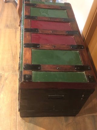 Baúl vintage madera y metal verde/rojo