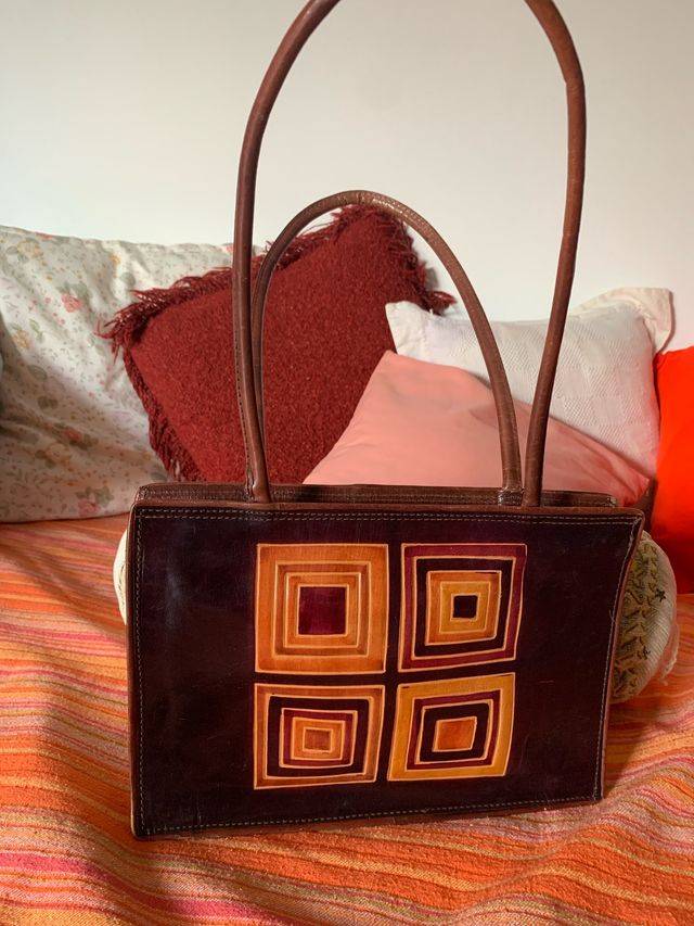 Bolso vintage marrón con diseño geométrico