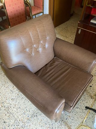 Sofá de piel marrón
Y dos sofás de una plaza