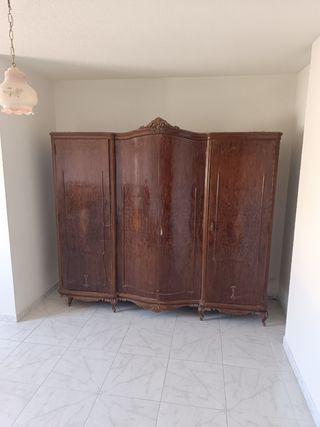 Armario antiguo de madera vintage