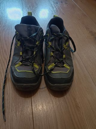 Zapatillas de montaña grises y verdes