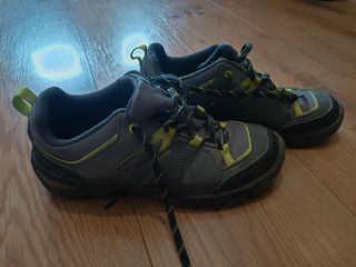 Zapatillas de montaña grises y verdes