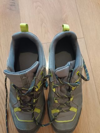 Zapatillas de montaña grises y verdes