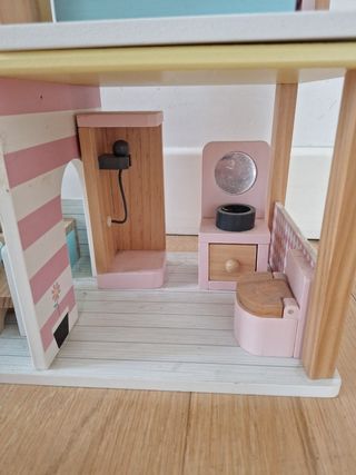 Casa de muñecas de madera