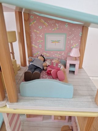 Casa de muñecas de madera