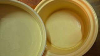 Biscottiera in ceramica con fiori gialli