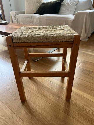 Taburete de madera y esparto