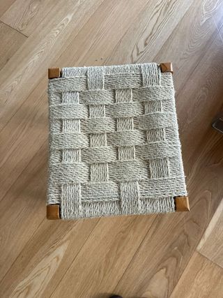 Taburete de madera y esparto