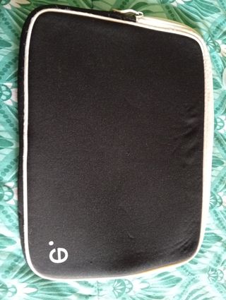 Funda portátil negra con ribete blanco, poco uso