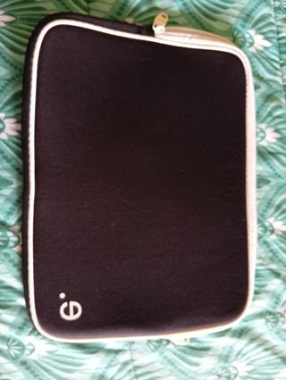 Funda portátil negra con ribete blanco, poco uso