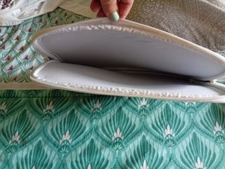 Funda portátil negra con ribete blanco, poco uso