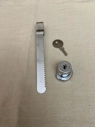 Cerradura para vitrina con llave