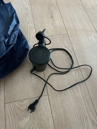 Colchoneta hinchable con el inflador. Color Azul.