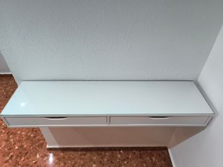 Mueble de entrada blanco con cristal