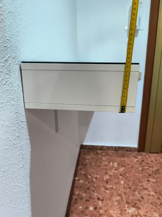 Mueble de entrada blanco con cristal