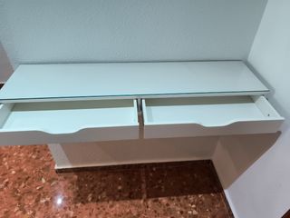 Mueble de entrada blanco con cristal
