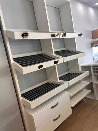 Mueble expositor blanco y negro