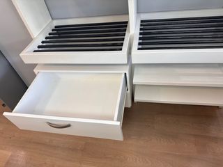 Mueble expositor blanco y negro