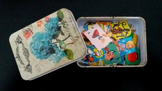 CAJITA con 80 CROMOS TROQUELADOS