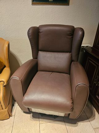 Poltrona reclinabile con effetto pelle marrone.