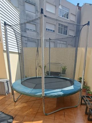 Cama elástica con red de seguridad