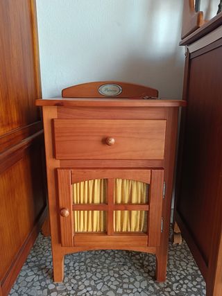 Mesita de noche de madera