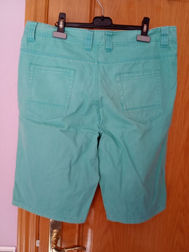 Pantalón corto de hombre color verde azulado
