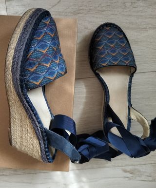Alpargatas de cuña con lazo azul